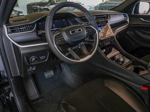 Used 2023 Jeep Grand Cherokee Altitude RWD image 11