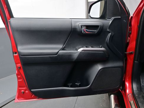 Used 2019 Toyota Tacoma TRD Sport image 9