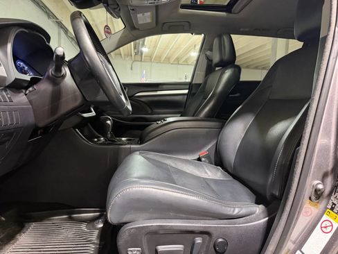 Used 2018 Toyota Highlander XLE AWD/4WD image 10