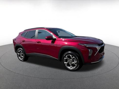 Used 2025 Chevrolet Trax LT FWD image 2