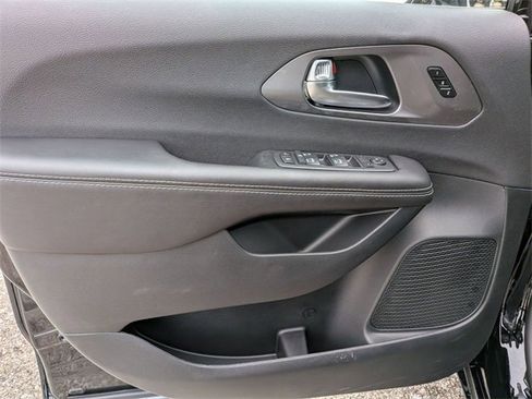 New 2026 Chrysler Pacifica Select image 13