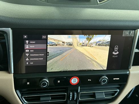 Certified 2025 Porsche Macan AWD/4WD image 22