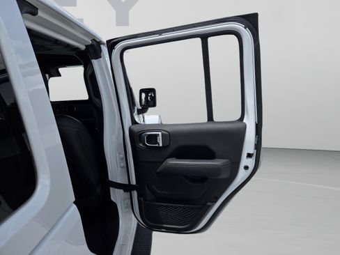 Used 2022 Jeep Wrangler Unlimited Sahara AWD/4WD image 17