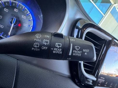 Used 2023 Chrysler Pacifica Touring-L image 21