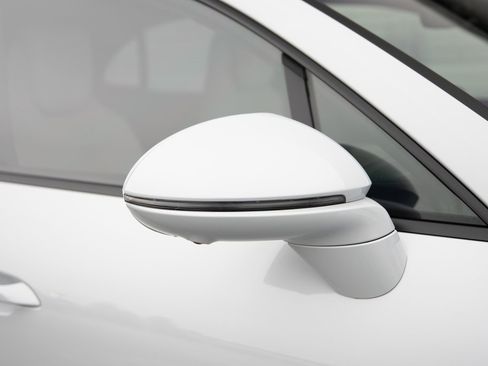 Certified 2025 Porsche Macan Electric image 12