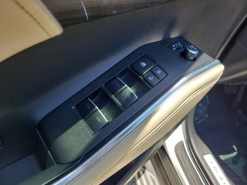 Used 2025 Toyota Highlander Limited FWD image 13