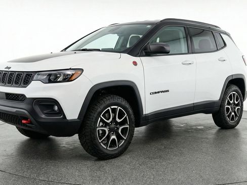 Used 2025 Jeep Compass Trailhawk AWD/4WD image 3