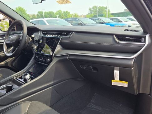 New 2025 Jeep Grand Cherokee L Laredo image 8