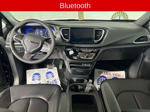 Used 2025 Chrysler Pacifica Select image 8