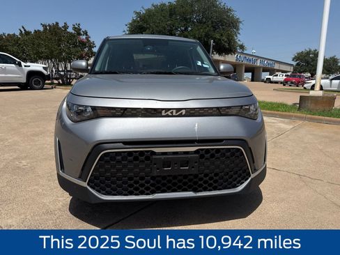 Used 2025 Kia Soul LX w/ LX Technology Package FWD image 2