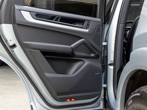 Certified 2025 Porsche Cayenne AWD/4WD image 39
