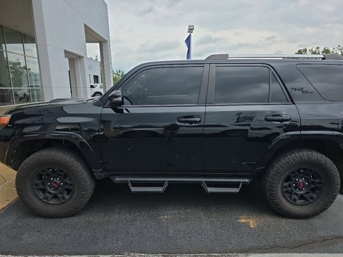Used 2018 Toyota 4Runner TRD Off-Road Premium AWD/4WD image 4