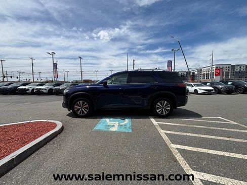 Used 2023 Nissan Pathfinder SL AWD/4WD image 4