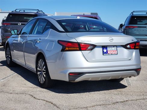 Used 2024 Nissan Altima 2.5 SV image 4