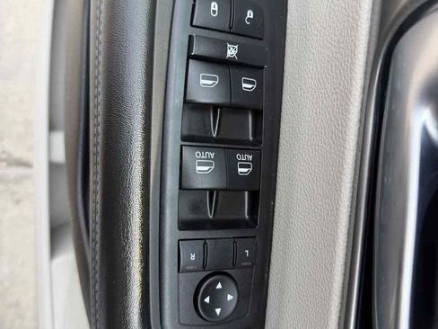 Used 2021 Chrysler Pacifica Touring-L FWD image 12