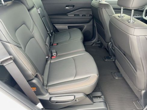 New 2025 Nissan Pathfinder SL w/ Black Appearance Package image 29