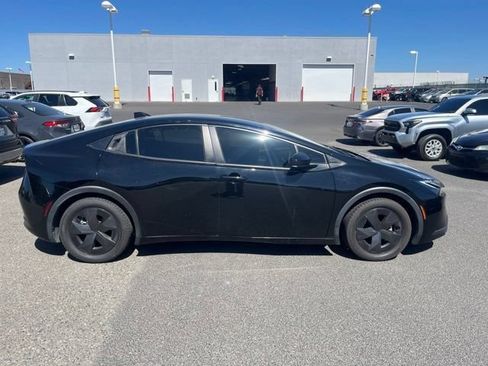 Used 2023 Toyota Prius LE FWD image 4