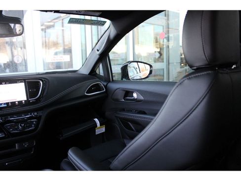 New 2026 Chrysler Pacifica Select image 34
