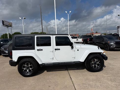 Used 2016 Jeep Wrangler Unlimited Sahara w/ Dual Top Group AWD/4WD image 14