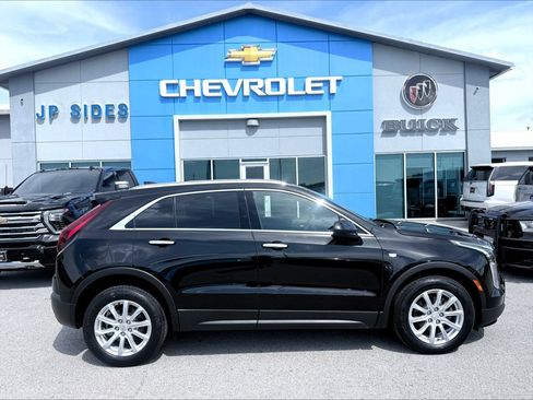 Used 2022 Cadillac XT4 Luxury w/ Cold Weather Package FWD image 8