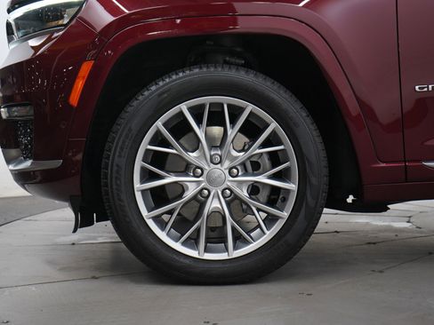 Used 2024 Jeep Grand Cherokee L Summit w/ Advanced Protech Group IV AWD/4WD image 31
