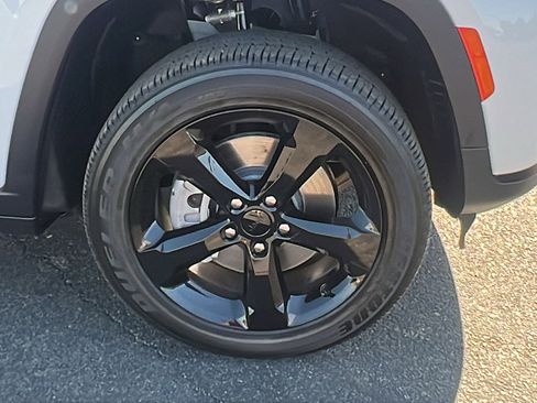 New 2025 Jeep Grand Cherokee L Laredo image 9