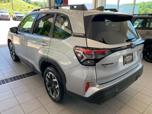 Used 2025 Subaru Forester Premium AWD/4WD image 8