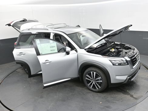 New 2025 Nissan Pathfinder Platinum image 40