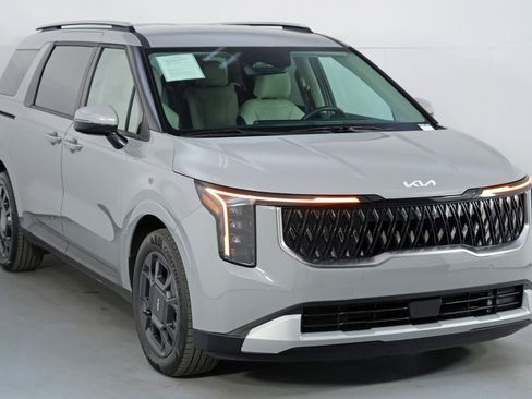 Used 2025 Kia Carnival EX image 57