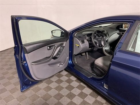 Used 2015 Hyundai Elantra SE image 12