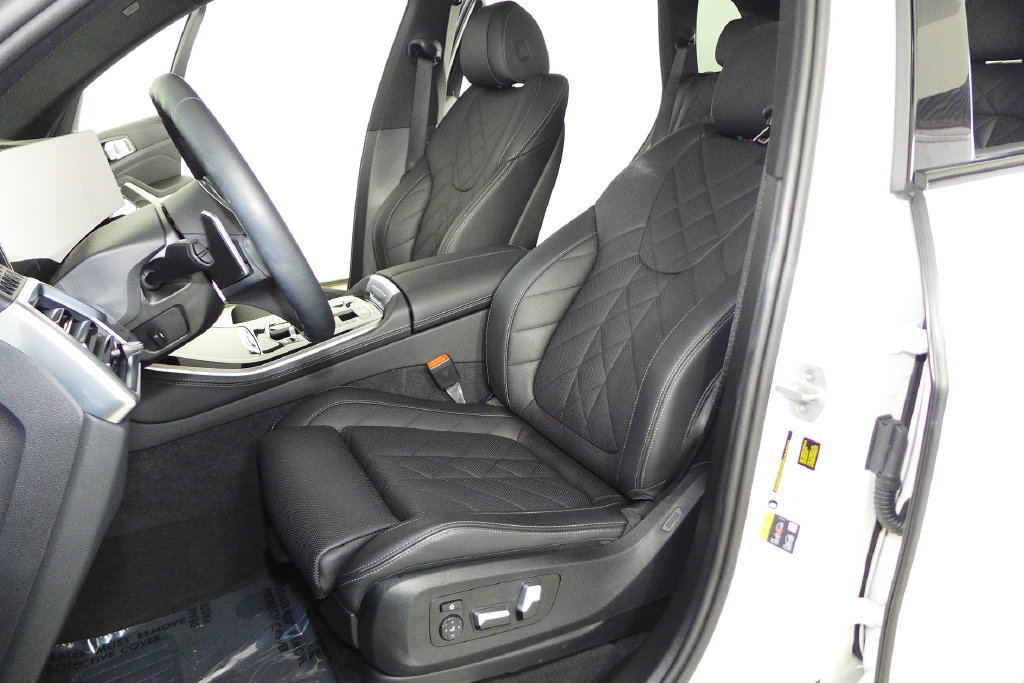 Certified 2025 BMW X5 xDrive50e w/ M Sport Package AWD/4WD image 22