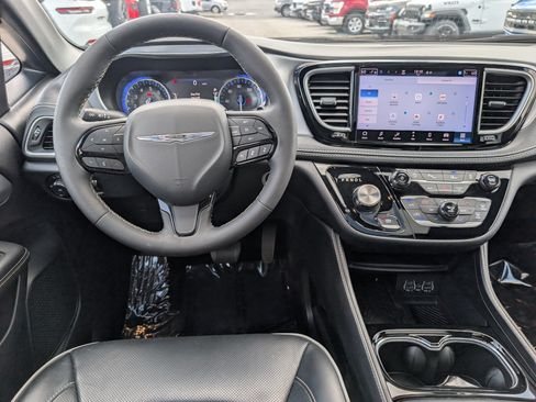 Used 2025 Chrysler Pacifica Limited FWD image 19