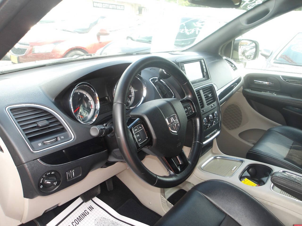 Used 2019 Dodge Grand Caravan SXT FWD image 12
