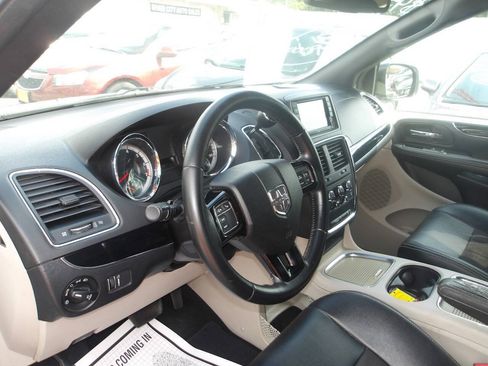 Used 2019 Dodge Grand Caravan SXT FWD image 12