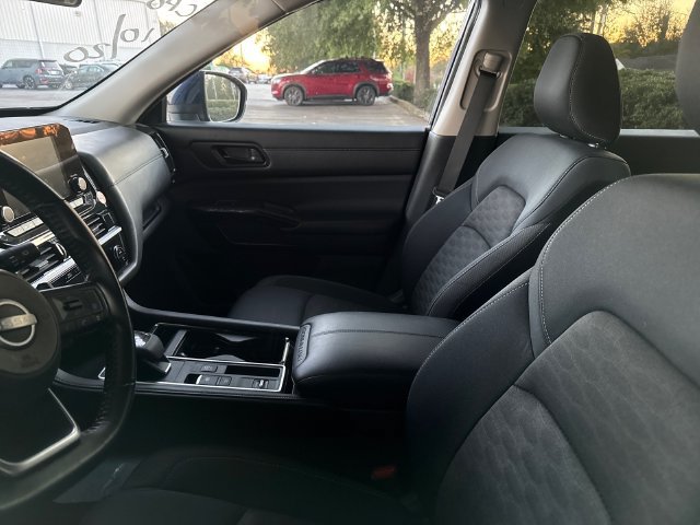 Certified 2025 Nissan Pathfinder SV FWD image 8