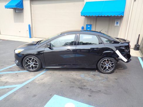 Used 2016 Ford Focus SE w/ SE Sport Package image 4