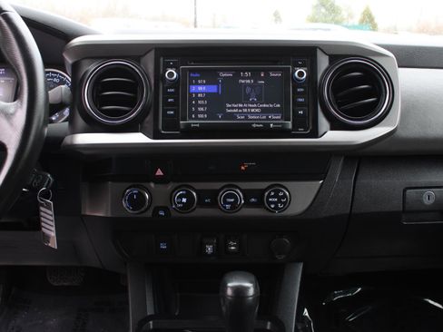 Used 2019 Toyota Tacoma SR5 AWD/4WD image 12