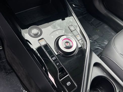 Certified 2025 Kia Niro EX image 17