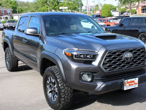 Used 2020 Toyota Tacoma TRD Off-Road w/ Technology Package image 5