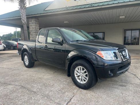 Used 2021 Nissan Frontier SV image 2
