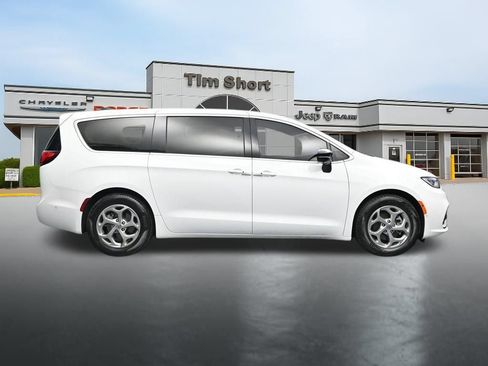 Used 2024 Chrysler Pacifica Limited w/ Uconnect Theater Family Group FWD image 6
