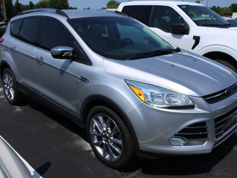 Used 2016 Ford Escape SE w/ SE Chrome Package AWD/4WD image 2