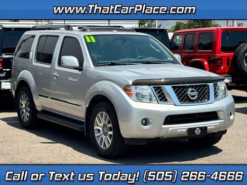 Used 2011 Nissan Pathfinder LE w/ Navigation Pkg RWD image 1