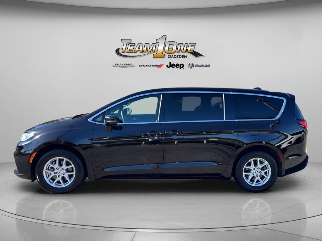 Used 2025 Chrysler Pacifica Select FWD image 5