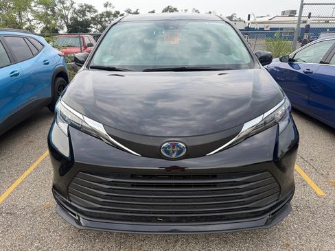 Used 2025 Toyota Sienna LE FWD image 6