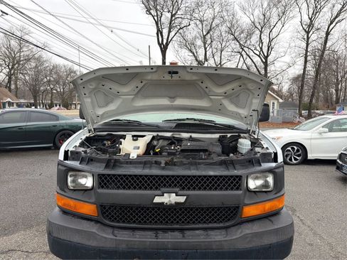 Used 2009 Chevrolet Express 2500 image 11