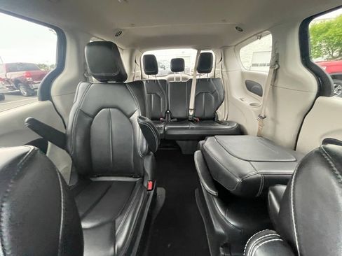Used 2023 Chrysler Pacifica Touring-L FWD image 24