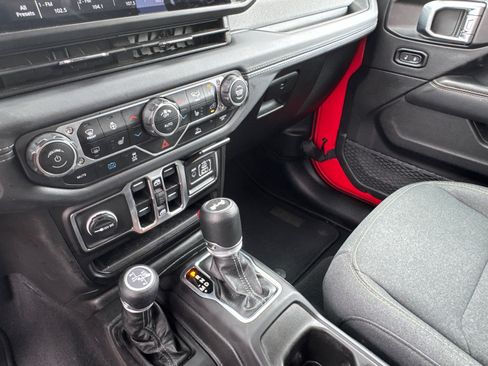 Used 2025 Jeep Wrangler Sahara image 28