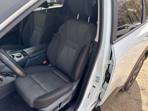 Used 2025 Nissan Rogue SV image 39