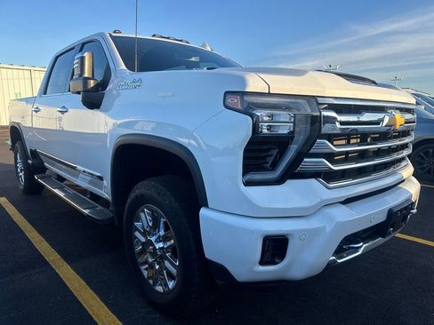 Used 2024 Chevrolet Silverado 2500 High Country AWD/4WD image 2
